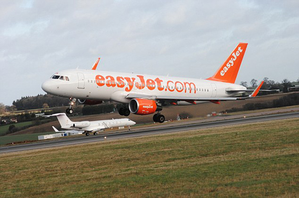 Ӣ��A320�ͻ�����ʱ����紵ƫ�ܵ������Ƚ�