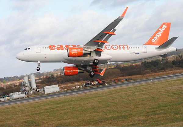 Ӣ��A320�ͻ�����ʱ����紵ƫ�ܵ������Ƚ�