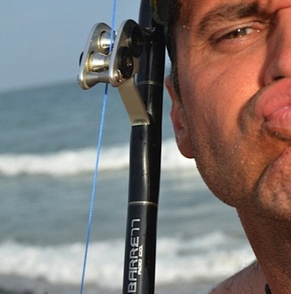 美国男子在佛罗里达州南部棕榈滩钓得4米锤头鲨