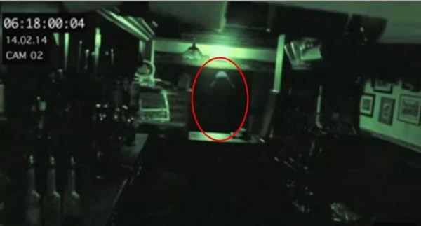 「老头与镰刀」酒馆的吧台前,赫然出现一只鬼!