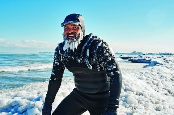 美国明尼苏达州的Matt Nelson是零下冬季冲浪的爱好者。