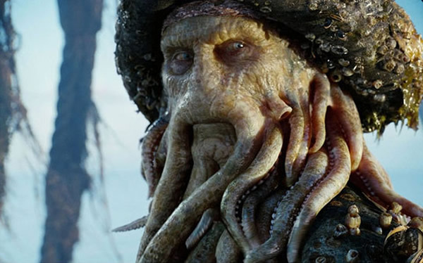 在零下的温度冲浪完脸上挂满了冰柱,帅气的模样像极了神鬼奇航中的章鱼脸。