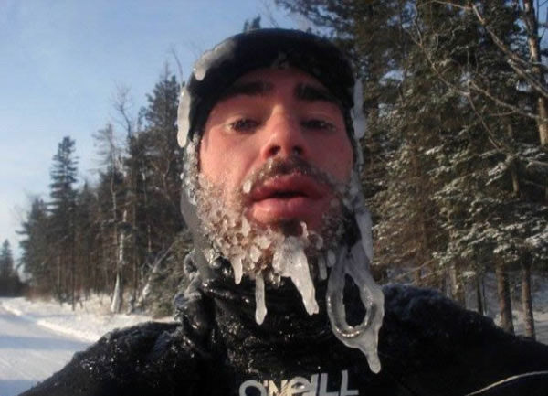 在零下的温度冲浪完脸上挂满了冰柱,帅气的模样像极了神鬼奇航中的章鱼脸。