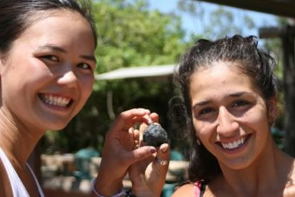 澳大利亚男子在“宝石地”(Gemfields)捡到重达753克拉的蓝宝石