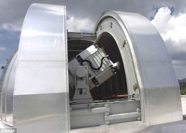 麻省理工学院的一支研究小组设计制造了LLCD,同时负责LLCD的测试和操控