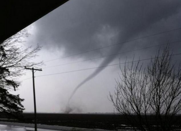美国中西部、南部地区遭飓风侵袭