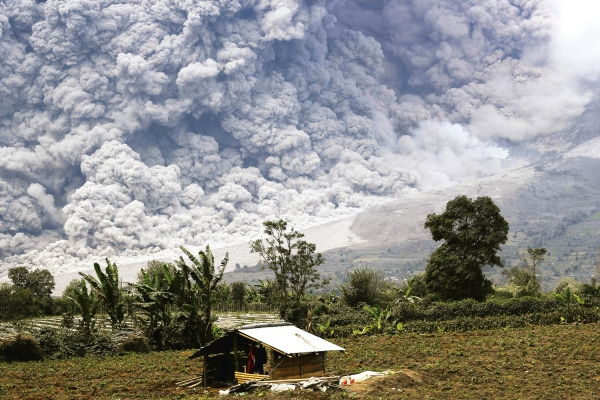 2014年1月14日,印尼锡纳朋火山再度大爆发