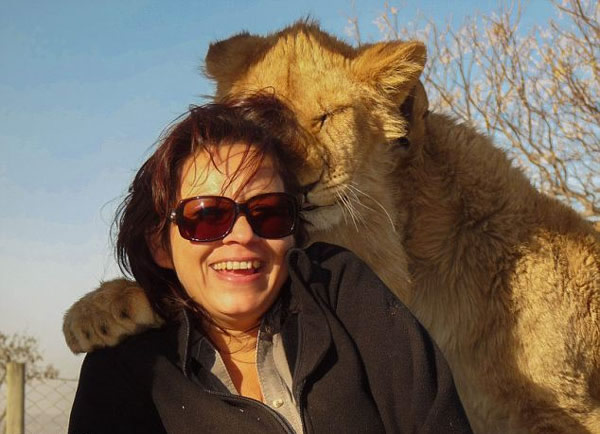 �Ϸ�һ��ʨ������ǰ��Ů�ο�