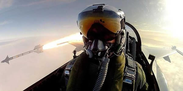 ʼҿվF-16սԱAIM-9L/Mβߵʱ