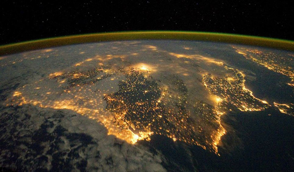 国际空间站宇航员拍摄的流光溢彩地球夜景