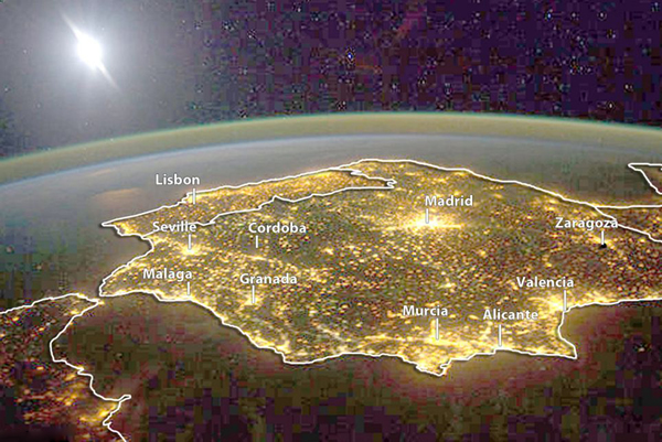 国际空间站宇航员拍摄的流光溢彩地球夜景