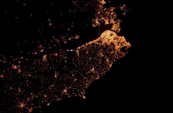 国际空间站宇航员拍摄的流光溢彩地球夜景