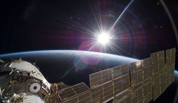 国际空间站宇航员拍摄的流光溢彩地球夜景