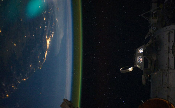 国际空间站宇航员拍摄的流光溢彩地球夜景