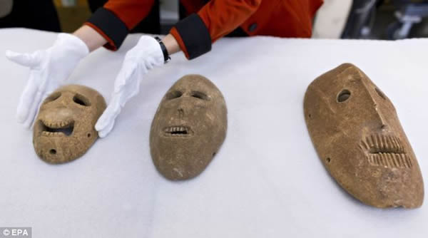 据信,面具上的孔洞用于穿绳子,允许人佩戴,或者系上头发,让它们更接近于人脸。一种理论认为这些面具经过装饰后悬挂在柱子上面,作为早期石器时代宗教的一个组成部分