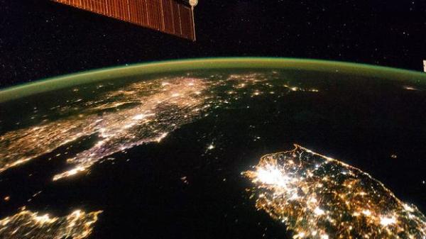 从国际空间站上拍摄的夜间照片,一片漆黑的朝鲜和相邻的中国,韩国形成了鲜明的对比。
