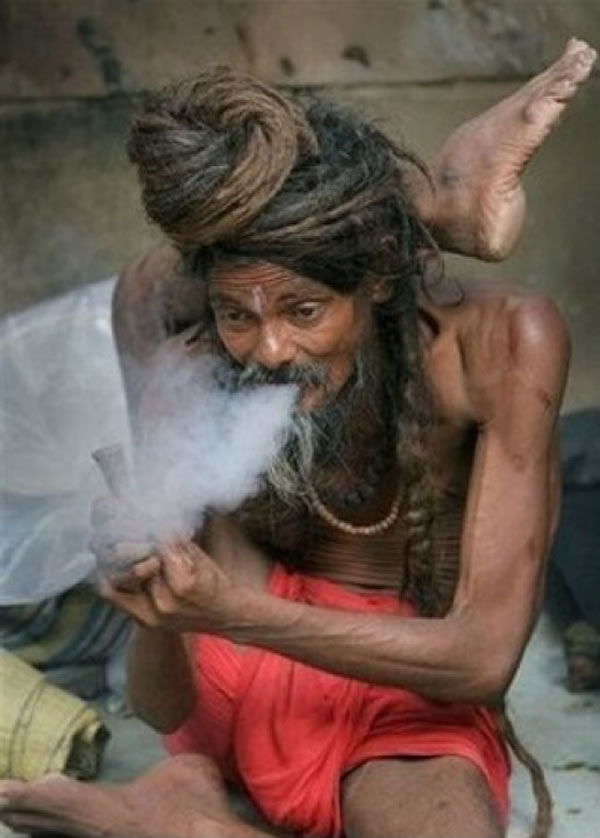 印度恒河的恐怖“食尸族”