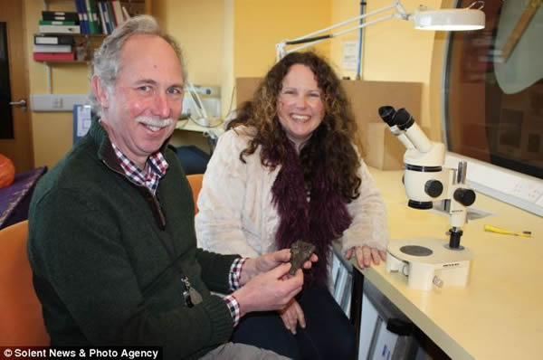 收藏家戴安娜·特热沃森和古生物学家史蒂夫·斯威特曼拿着鳄鱼头骨后半部分的碎片。