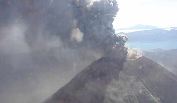 俄罗斯堪察加半岛卡雷姆火山13日喷发