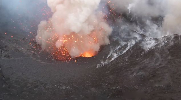 摄影师勇闯伊苏尔火山口