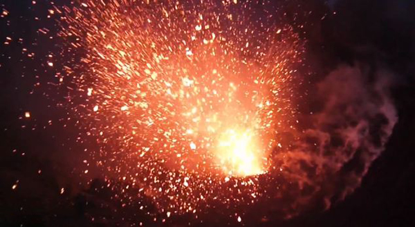 摄影师勇闯伊苏尔火山口