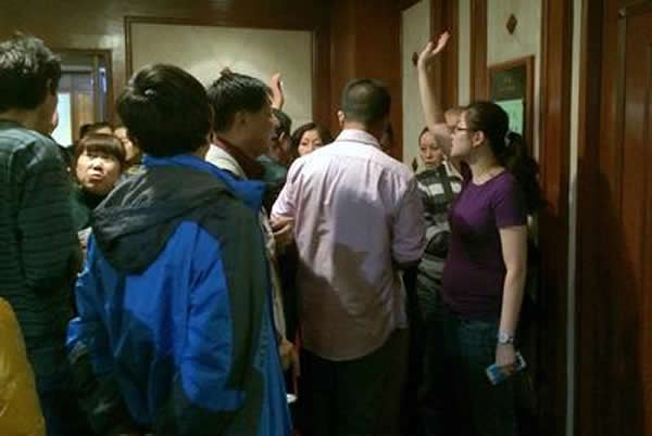 马航失联班机家属排队领慰问金 马航失联班机乘客家属12日在北京丽都饭店排队登记领取慰问金;根据马航公布的流程,每名旅客家属指定一登记的直系亲属领取慰问金,晚间6