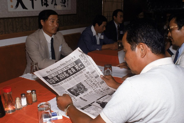 1983年9月1日,纽约的韩国侨民阅读韩文报纸关于大韩航空客机被苏联击落,机上269人全部遇难的消息。