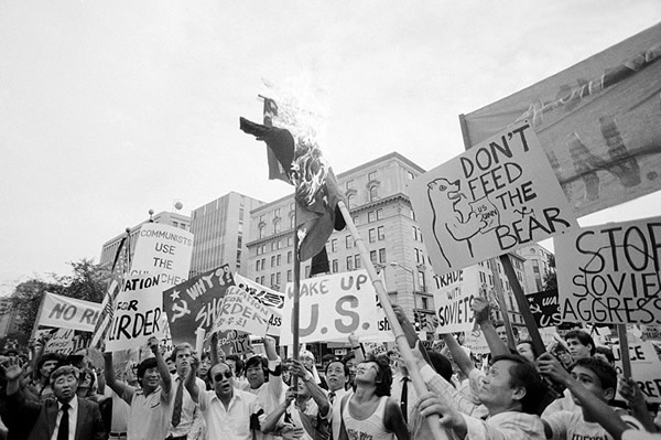 1983年9月5日,华盛顿的韩国侨民焚烧苏联国旗泄愤。