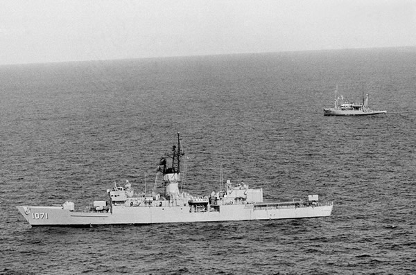 1983年9月4日,日本海上保安厅巡逻船上的警员在出事海域向苏联巡逻船寻问失事客机情况。客机失事后,由于苏联方面的不配合,调查人员无法找到飞机的飞行纪录仪。