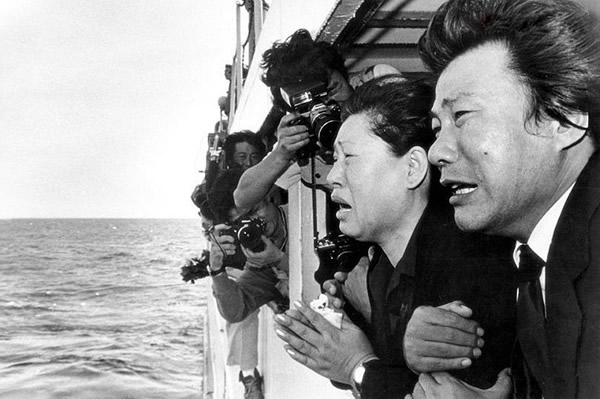 1983年9月6日,失事客机遇难者亲属到事发海域祭奠。