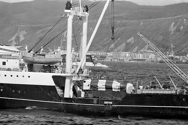 1983年9月22日,美国一艘护卫舰和一艘打捞船在萨哈林岛附近的莫涅龙岛搜寻失事客机。