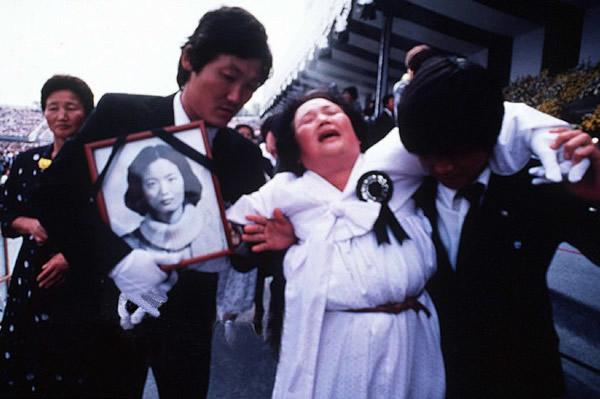 悲痛欲绝的遇难者家属。