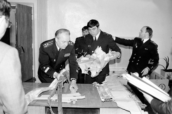 1983年12月21日,苏联军方展示部分失事客机残骸。