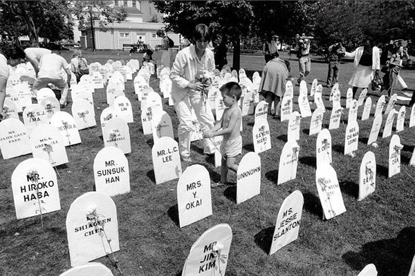 1984年8月31日,大韩航空客机遇袭一周年,在华盛顿拉斐特广场,人们摆上纸制的墓碑,祭奠遇难者。在客机被击落的13年来,围绕这些问题,各种说法扑朔迷离。