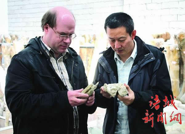 徐星团队在细致研究恐龙化石新属种