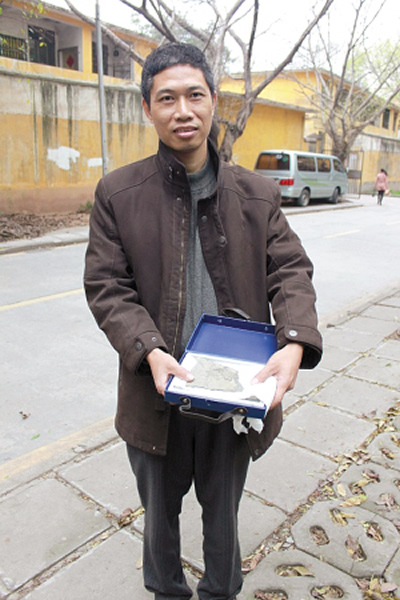 宋洪辉展示他发现的鸟类化石