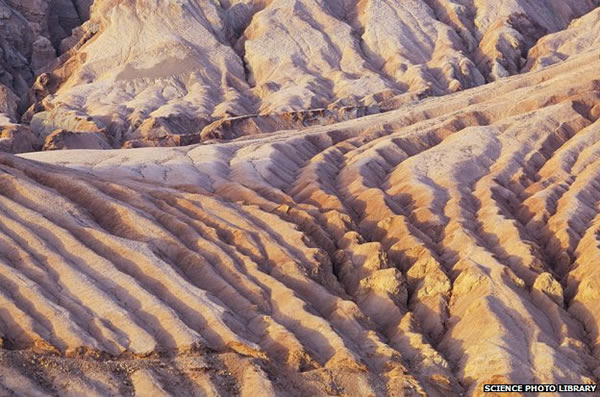 飞到中国西北的塔克拉玛干沙漠(Taklamakan Desert, north-west China)