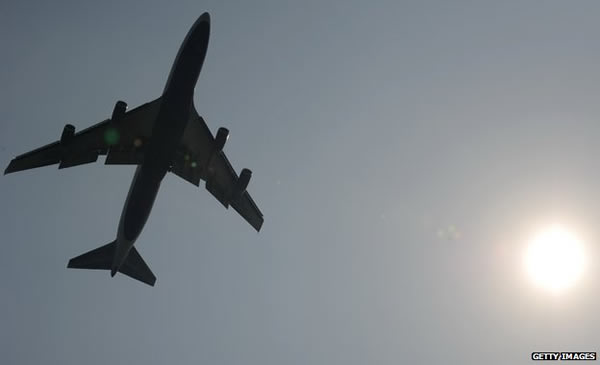 躲在另一架飞航的阴影下(The plane hid in the shadow of another airliner)