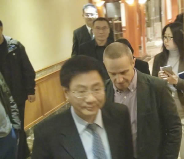 马来西亚政府派出的代表,21日上午与马航MH370失联班机的陆客家属代表会面,并举行说明会。一行人在媒体包围下低调进场,不发一语。