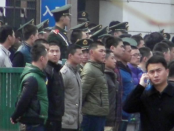 逾100名马航MH370班机乘客家属25日前往马来西亚驻北京大使馆,抗议大马对班机下落草率下结论,并隐瞒真相,大批便衣武警早已在大使馆前警戒。