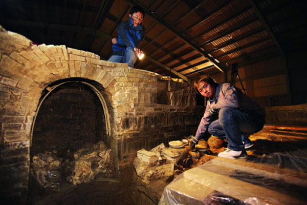 墓中保留着萧皇后的骨架、被泥巴包裹的凤冠、陶俑和漆器等200余件(套)文物。通过分析其骨架,发现萧皇后这位江南美女身高约1.5米。唐贞观二十二年(公元648年)