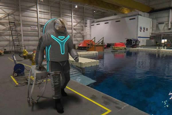 Z-2宇航服不同于巴斯光年的设计