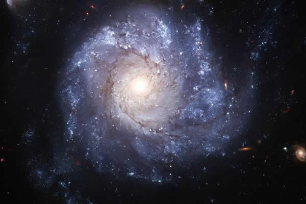 星际空间充满了宇宙射线等复杂环境因素,人类目前还不能适应长时间的深空飞行