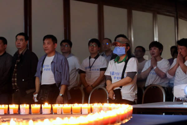 马航MH370已失联22天,大陆乘客家属在北京丽都饭店首次为亲人举行集体祈福。