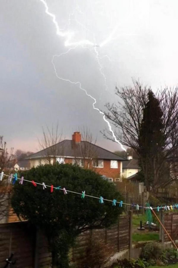 Ӣ��һ�ܷɻ��ڲ�����������½ʱ����3������Ϯ��