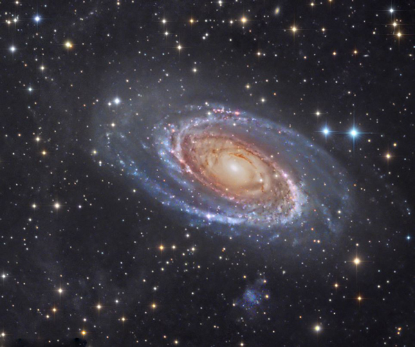 美国天文爱好者自制仪器在后花园拍美丽星云