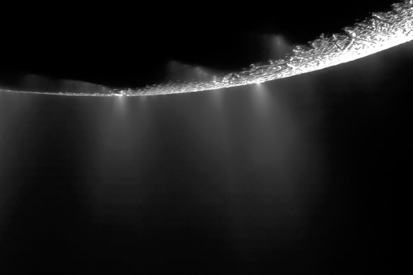 图为从土卫二南极地区喷射出的水蒸气