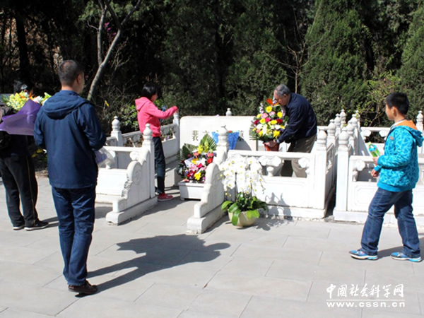 游人到周口店北京猿人遗址缅怀杨钟健、裴文中等科学先驱