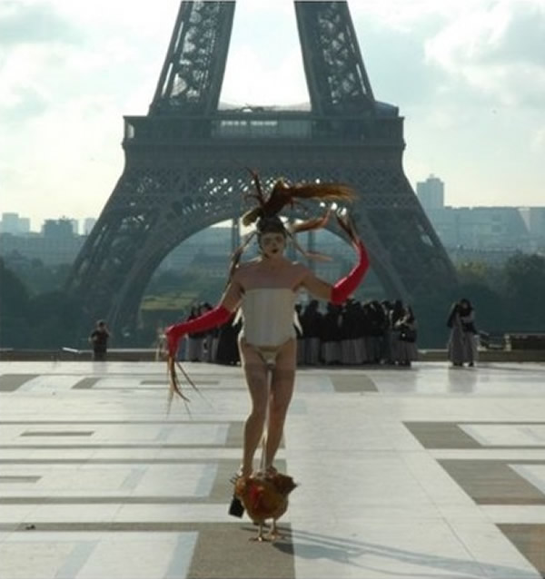 在巴黎艾菲尔铁塔广场上公开用下体遛鸡的艺术家柯汉
