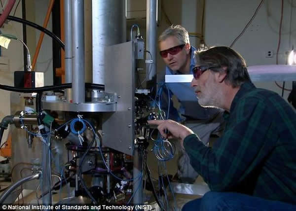 美国两位科学家和NIST-F2铯喷泉原子钟,其精准率是之前原子钟的3倍,运行3亿年不会误差1秒